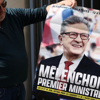 Une affiche "Mélenchon Premier ministre" exhibée par un militant LFI, à Paris le 29 avril 2022