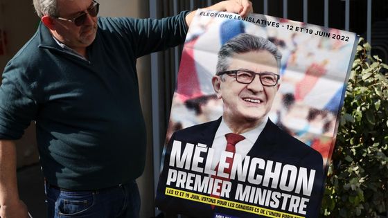 Une affiche "Mélenchon Premier ministre" exhibée par un militant LFI, à Paris le 29 avril 2022 - THOMAS COEX / AFP
