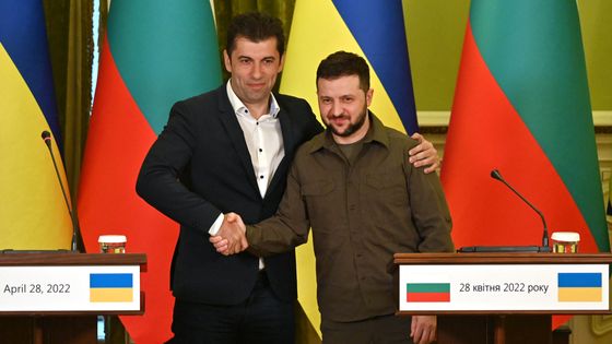Le premier ministre bulgare Petkov et le président ukrainien Zelensky à Kiev le 28 avril. - Sergei SUPINSKY
