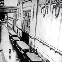 Bus garés le long du Vel d’Hiv lors de la rafle de 7000 juifs le 16 juillet 1942 et séquestration au VEL D'HIV (vélodrome d'hiver).