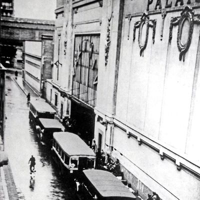 Bus garés le long du Vel d’Hiv lors de la rafle de 7000 juifs le 16 juillet 1942 et séquestration au VEL D'HIV (vélodrome d'hiver).