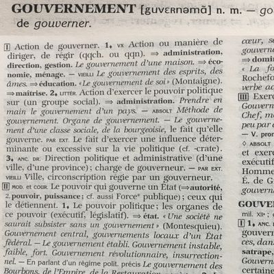 Définition du terme "gouvernement" dans le dictionnaire Le Robert.