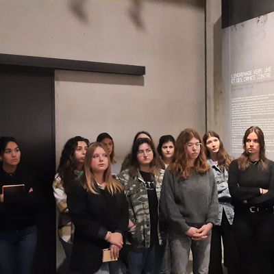 Pour préparer le concours de professeurs des écoles, des étudiants de Master 1 à Aix-en-Provence suivent une formation au Camp des Milles avec Olivier Vincent