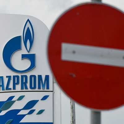 Le logo du géant russe de l'énergie Gazprom sur une station-service à Sofia en Bulgarie le 27 avril 2022