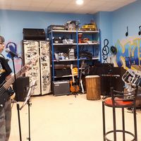 Romi et le professeur de musique Ahmed Amin pendant la préparation de l'oral pour le Bac Spécialité Musique, au Lycée autogéré de Paris