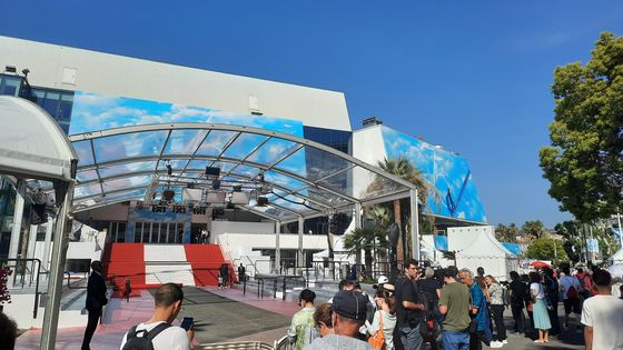 Le tapis rouge a été installé à quelques heures de l'ouverture de la 75e édition du Festival de Cannes, où le public est de retour ©Radio France - Fiona Moghaddam