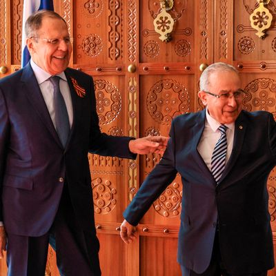 Serguei Lavrov (à gauche) rencontre son homologue, le ministre des Affaires étrangères algérien Ramtane Lamamra, lors de sa visite à Alger le 10 mai.