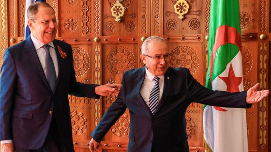 Serguei Lavrov (à gauche) rencontre son homologue, le ministre des Affaires étrangères algérien Ramtane Lamamra, lors de sa visite à Alger le 10 mai. ©AFP - Handout / RUSSIAN FOREIGN MINISTRY /