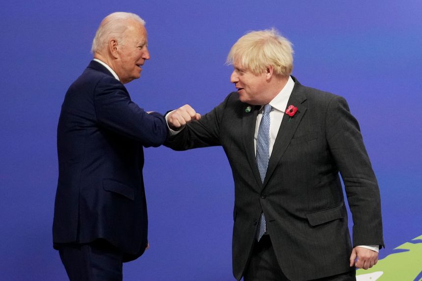 Le premier ministre britannique Boris Johnson et le président américain Joe Biden à Glasgow le 1er novembre 2022