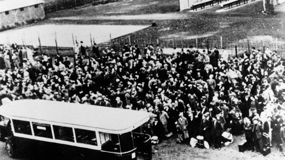 Juifs en train d'être déportés après être passés par le Vel d'hiv - Antoine GYORI/Sygma