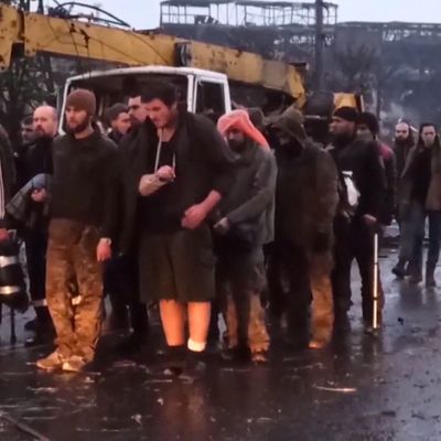 Des membres du bataillon ukrainien Azov sortent de l'usine Azovstal pour se rendre aux forces russes (image du ministère de la Défense russe)