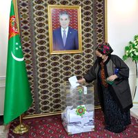 Une femme vote lors des élections présidentielles à Ashgabat le 12 mars 2022.
