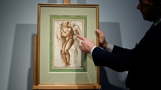 Dessin intitulé « Un jeune homme nu entouré de deux autres figures » de Michel-Ange vendu chez Christie's 23 millions d'euros. ©AFP - EMMANUEL DUNAND