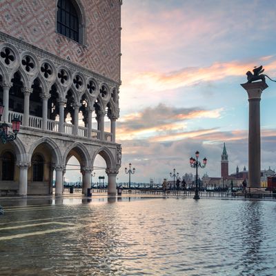 Palais des Doges et place Saint-Marc inondés par l'acqua alta (marée haute), Venise, Vénétie, Italie.