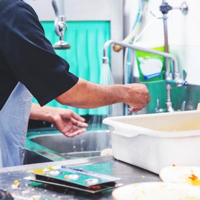 La plonge et les travails de l'ombre dans les restaurants comme dans tous les autres métiers, souvent payés au SMIC. (Illustration)