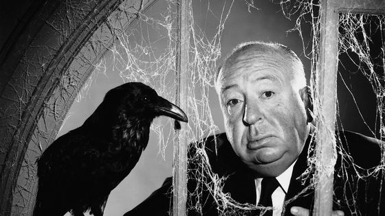 Alfred Hitchcock pose pour une photo de publicité pour son film "Les Oiseaux" en 1963. ©Getty - Photo by Donaldson Collection/Getty Images