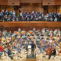 Pascal Rophé, l'Orchestre Philharmonique et le Chœur de Radio France