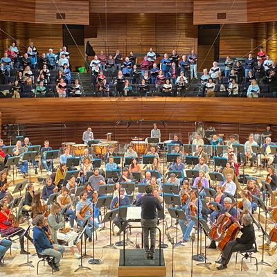 Pascal Rophé, l'Orchestre Philharmonique et le Chœur de Radio France