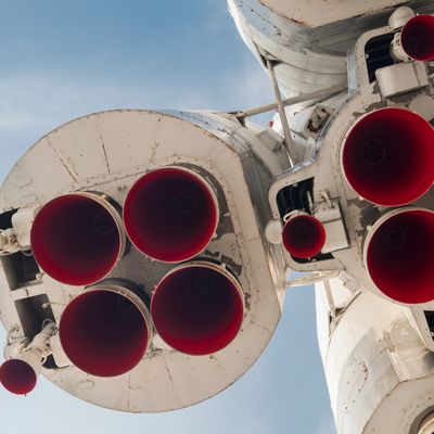 Une fusée ou un vaisseau spatial se propulse en éjectant de la matière : la quantité de mouvement perdue est compensée par celle gagnée dans la direction du vol