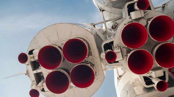 Une fusée ou un vaisseau spatial se propulse en éjectant de la matière : la quantité de mouvement perdue est compensée par celle gagnée dans la direction du vol ©Getty - Boris SV
