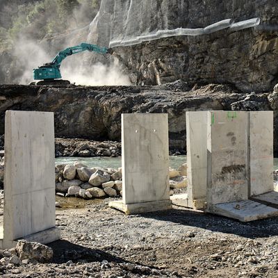 Site de chantier à l’endroit d’un pont brisé, vallée de la Roya