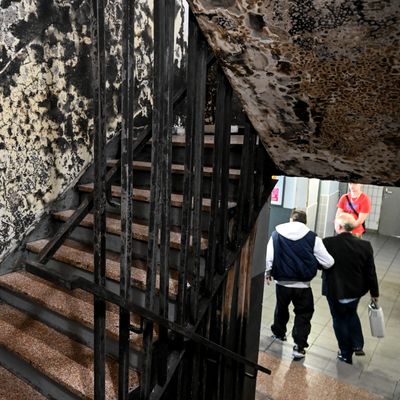 Cage d'escalier insalubre dans un logement social de Lens
