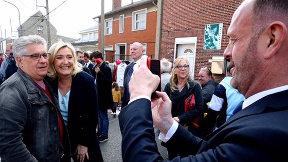 Steeve Briois et Marine Le Pen au marché d'Hénin-Beaumont le 8 mai 2022. ©AFP - FRANCOIS NASCIMBENI