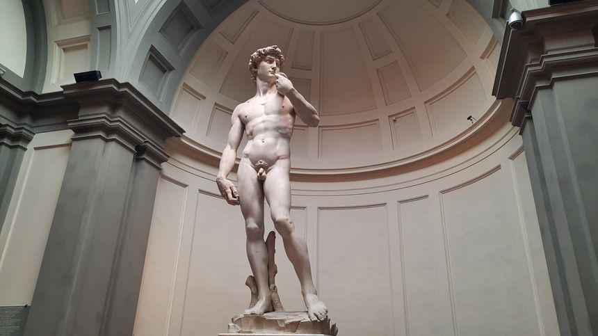Le David de Michel-Ange réalisé en marbre entre 1501 et 1504 mesure 5,17 17 et pèse 5660 kg.
