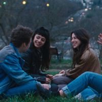 Didier Sandre, Charlotte Gainsbourg et Noée Abita dans "Les passagers de la nuit" de Mikhaël Hers (2022)