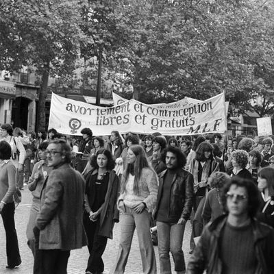 Le 7 octobre 1979, des milliers de femmes manifestent dans les rues de Paris en France pour l'avortement libre et gratuit, à la veille de l'examen de cette loi