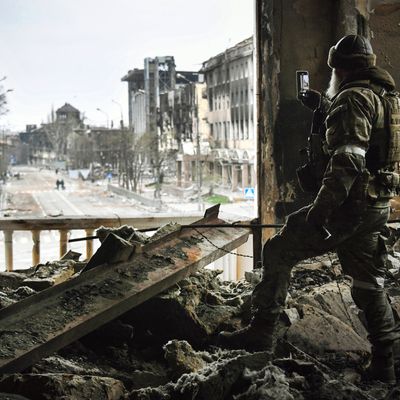 Un soldat russe dans le théâtre de Marioupol bombardé par l'armée russe.
