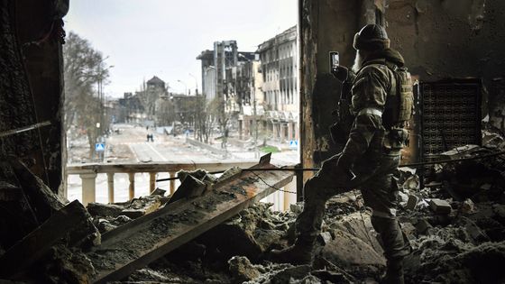 Un soldat russe dans le théâtre de Marioupol bombardé par l'armée russe. ©AFP - Alexander NEMENOV