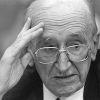 Friedrich Hayek, Nobel d'économie en 1974, lors d'une conférence de presse à Paris le 4 décembre 1980.