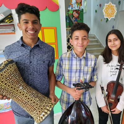 Mahmoud, Hamza, Elissa et Ghazal vont mieux grâce aux activités musicales proposées par Sununu