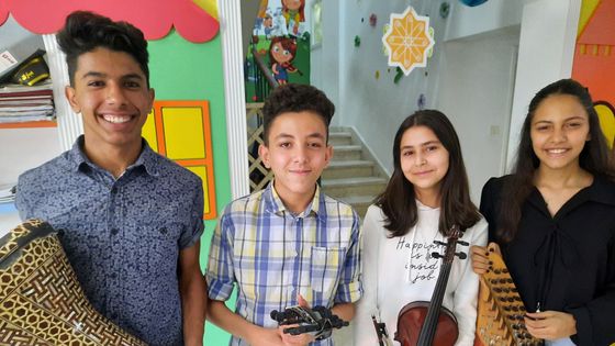 Mahmoud, Hamza, Elissa et Ghazal vont mieux grâce aux activités musicales proposées par Sununu ©Radio France - Frédéric Métézeau