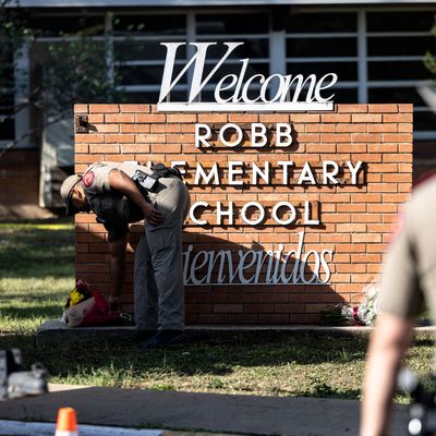 21 personnes ont été tuées, dont 19 enfants, le 25 mai 2022 à Uvalde, Texas. Le tireur, 18 ans, aurait été tué par les forces de l'ordre