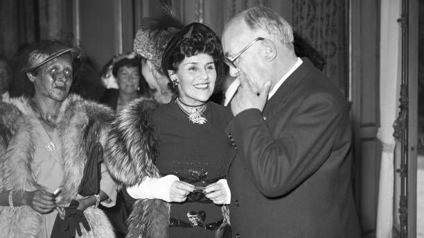 3 juin 1948 : La chanteuse Marie Dubas & le président de la République Vincent Auriol, lors d'une réception d'artistes à l'Elysée, Paris, France