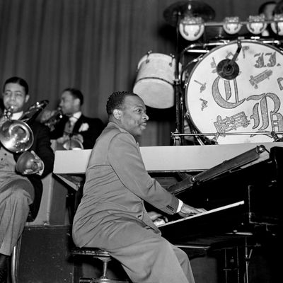 Count Basie (1904-1984) et son orchestre en 1939 au Théâtre Apollo (New-York)
