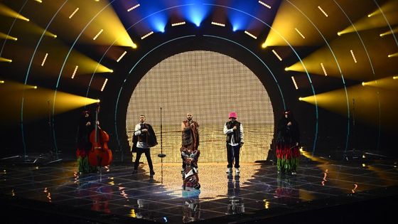 Le groupe ukrainien Kalush Orchestra sur la scène de l'Eurovision ©AFP - Marco BERTORELLO