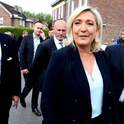 La présidente du Rassemblement national, Marine Le Pen, en campagne pour les élections législatives à Hénin-Beaumont (Hauts-de-France) le 8 mai 2022