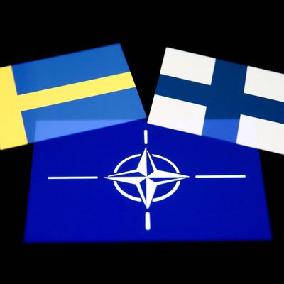 La Suède (g) et la Finlande (d) candidates à leur adhésion à l'Otan (centre)