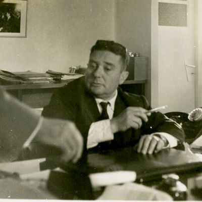 Louis Tonellot, dans les années 1960, dans son bureau de directeur de l’hôpital Avicenne, à Rabat, au Maroc. COLLECTION PERSONNELLE.