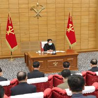 Le leader nord-coréen Kim Jong-un apparaît masqué à une réunion le 14 mai, photo diffusée par l’agence de presse de Pyongyang.