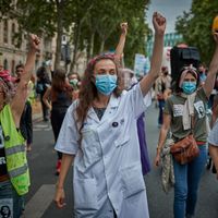 Des employés d'hôpitaux dans une manifestation expriment leur colère contre le manque de soutien du gouvernement lors de la pandémie de Covid-19, en juin 2020.