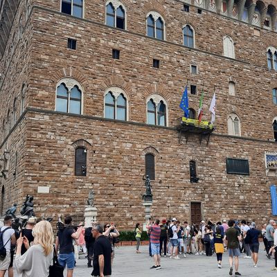 Devant le Palazzo Vecchio, l’hôtel de ville de Florence, les touristes sont nombreux à observer une copie du David de Michel-Ange. Mai 2022