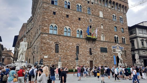 Devant le Palazzo Vecchio, l’hôtel de ville de Florence, les touristes sont nombreux à observer une copie du David de Michel-Ange. Mai 2022 ©Radio France - Bruce de Galzain