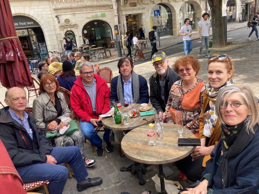 La maire de Poitiers Léonore Moncond'huy avec des militants EELV dont Mad Joubert et Thierry Perreau.