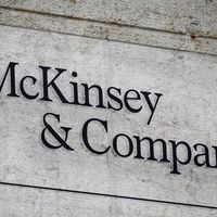 Cette photographie prise le 12 avril 2022 montre une enseigne du cabinet américain de conseil en management McKinsey & Company à Genève.