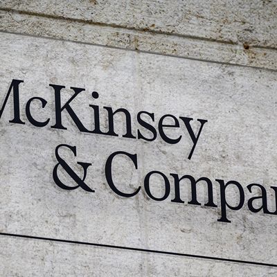 Cette photographie prise le 12 avril 2022 montre une enseigne du cabinet américain de conseil en management McKinsey & Company à Genève.