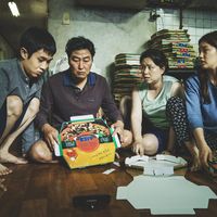 Song Kang-Ho, Chang Hyae Jin, Woo-sik Choi, Park So-Dam dans une scène du film Parasite (2019) de Bong Joon-ho.